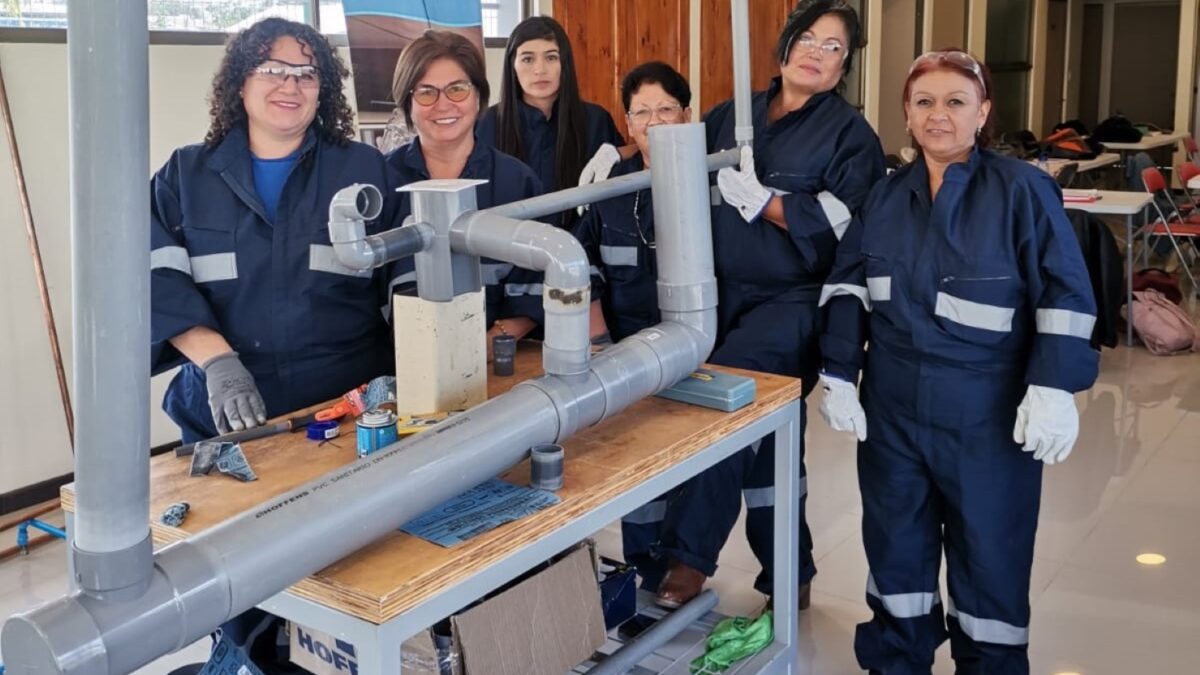 Finalizan las clases del Programa Mujeres Gásfiter de Aguas del Valle