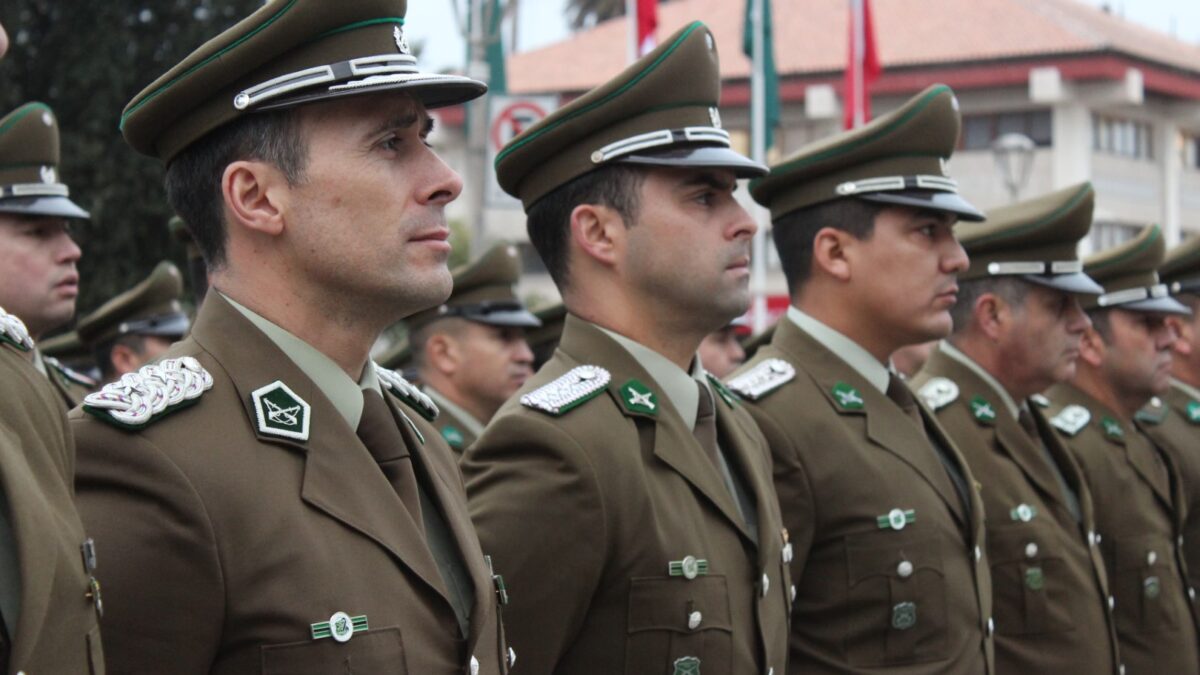 Izamiento de la bandera nacional marca inicio de conmemoraciones por los 98 años de Carabineros