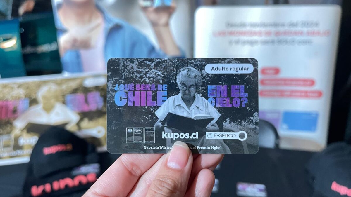 Comienza la venta de la tarjeta de pago en buses eléctricos en homenaje a Gabriela Mistral