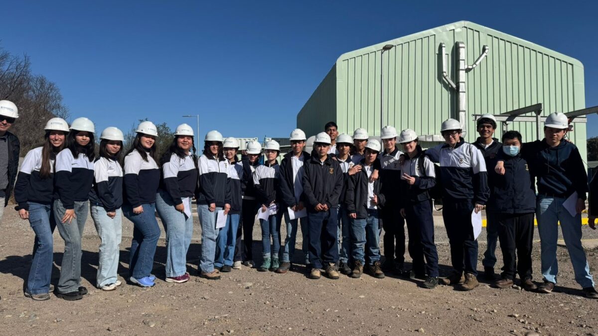 Estudiantes de enseñanza media conocen procesos de producción y tratamiento de Aguas del Valle