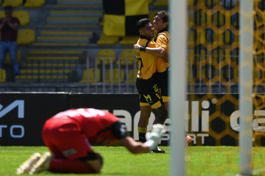 Crónica de una Resiliencia Pirata Coquimbo Unido Golea a Palestino con Diez Hombres