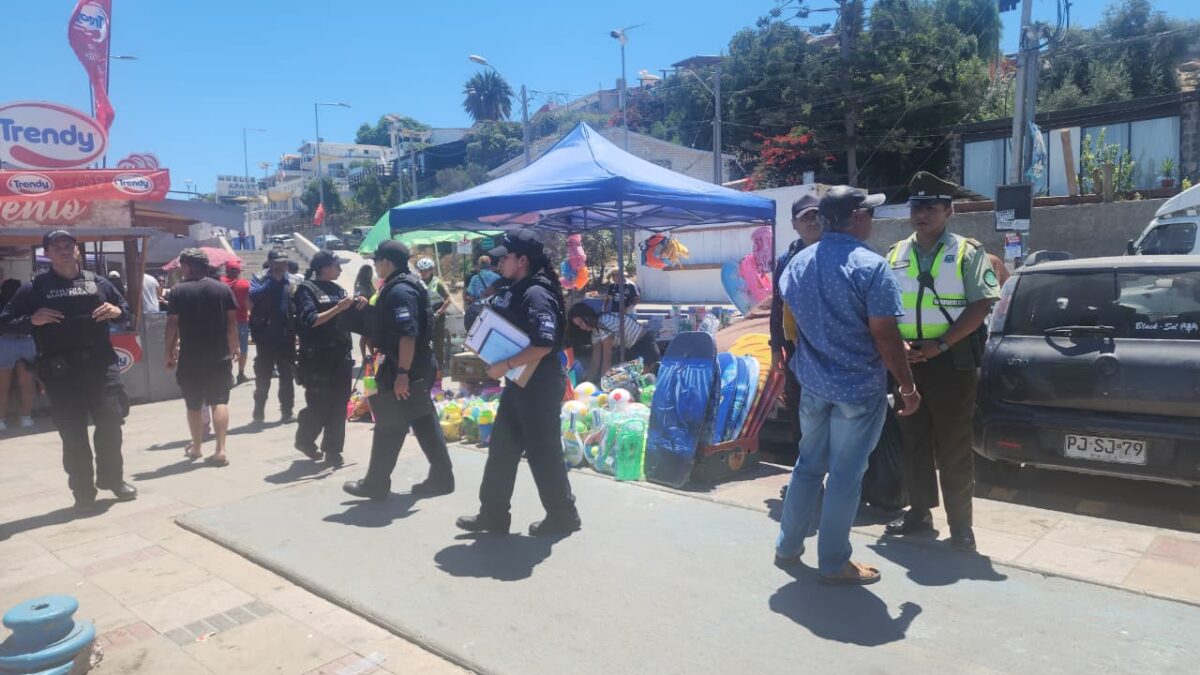 “Operativo Costanera” DISEP, Armada y Carabineros fiscalizan e incautan más de 900 productos de comercio ilegal instalados en el borde costero de Tongoy