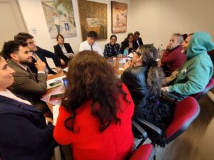 -	Entre ellas destaca la aprobación de recursos del Fondo de Interés Regional Cultural, por $180 millones.
La Seremi de las Culturas, las Artes y el Patrimonio realizó su primera sesión del Consejo de las Culturas para ir delineando las acciones que definirán el trabajo del Ministerio en la Región de Coquimbo.
Este consejo es un órgano colegiado y que asesora al Seremi en la creación y ejecución en las políticas, planes y programas culturales.
“Tuvimos dos puntos importantes que aprobamos como Consejo, que de los 44 puntos de cultura comunitaria, integraremos un nuevo punto para abarcar la mayor cantidad de comunas. Y aprobamos también los recursos para la intervención del Fondo de Interés Regional Cultural que son 180 millones de pesos que distribuiremos a diversas acciones y llegar a la mayor cantidad de territorios”, explicó el Seremi de Culturas, Darwin Castro.
De esta manera se define la Estrategia Programática del Ministerio de Las Culturas en la región que busca realizar múltiples actividades artísticas en la región, con énfasis en las localidades y zonas aisladas que han manifestado brechas culturales.
Entre los contenidos de la estrategia, se incluye un encuentro macrozonal con cultores indígenas, recuperación de espacios públicos  a través de la participación cultural, programas de formación en culturas, artes y patrimonio, entre otras líneas.
Sobre el Consejo Regional de la Cultura._
El Consejo Regional tiene características y funciones claves. Está compuesto por 13 personas, entre ellas, autoridades públicas, representantes de organizaciones sociales a fines, pueblos indígenas, municipios, academia y el Gobierno Regional. 
Busca descentralizar la toma de decisiones, asesora directamente a la autoridad regional, está conformada por representantes del ámbito público y privado, incluyendo el mundo artístico y de organizaciones ciudadanas.
Al respecto, la Consejera Regional, Valeria Chacana, e integrante del Consejo Regional de Cultura, comentó que “este trabajo asegura la representación muchas disciplinas y sus opiniones. Podemos definir lineamientos a programas que se implementen en la región. La participación como consejeros y consejeras es muy relevante porque es la voz de cierta parte de la ciudadanía la que, junto con la institucionalidad, hace que pueda avanzar la planificación del ministerio”.
Asimismo, Paulina Mundaca, integrante del consejo y representante de los pueblos indígenas de la región, destacó que “nosotros también fomentamos la educación artística y para todos los objetivos estamos comprometidos con el nuevo Gobierno y con el Seremi para impulsar las actividades culturales en la región y, sobre todo, incluyendo la participación directa de los pueblos indígenas. Es fundamental que haya voces y representación nuestra y de todos para que la cosmovisión, las tradiciones y expresiones sean reconocidas y respetadas”.
