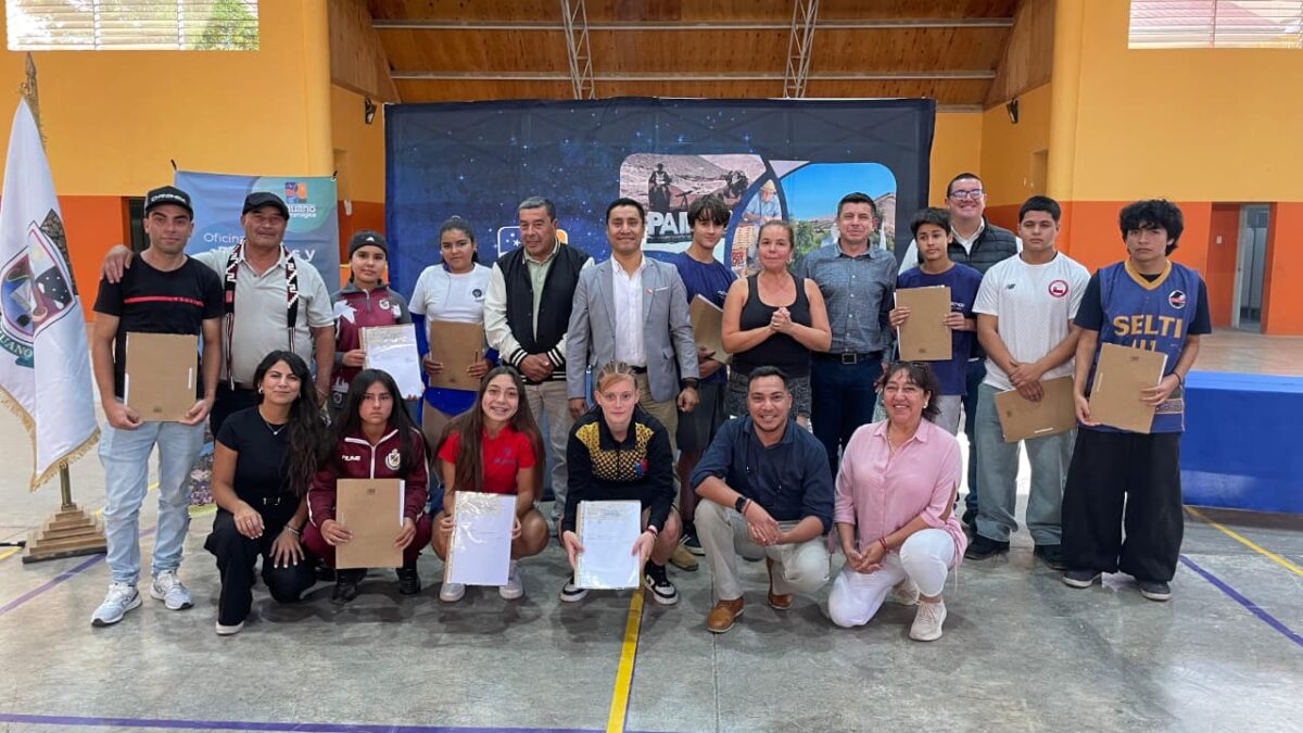 En Paihuano hacen entrega de becas a deportistas destacados