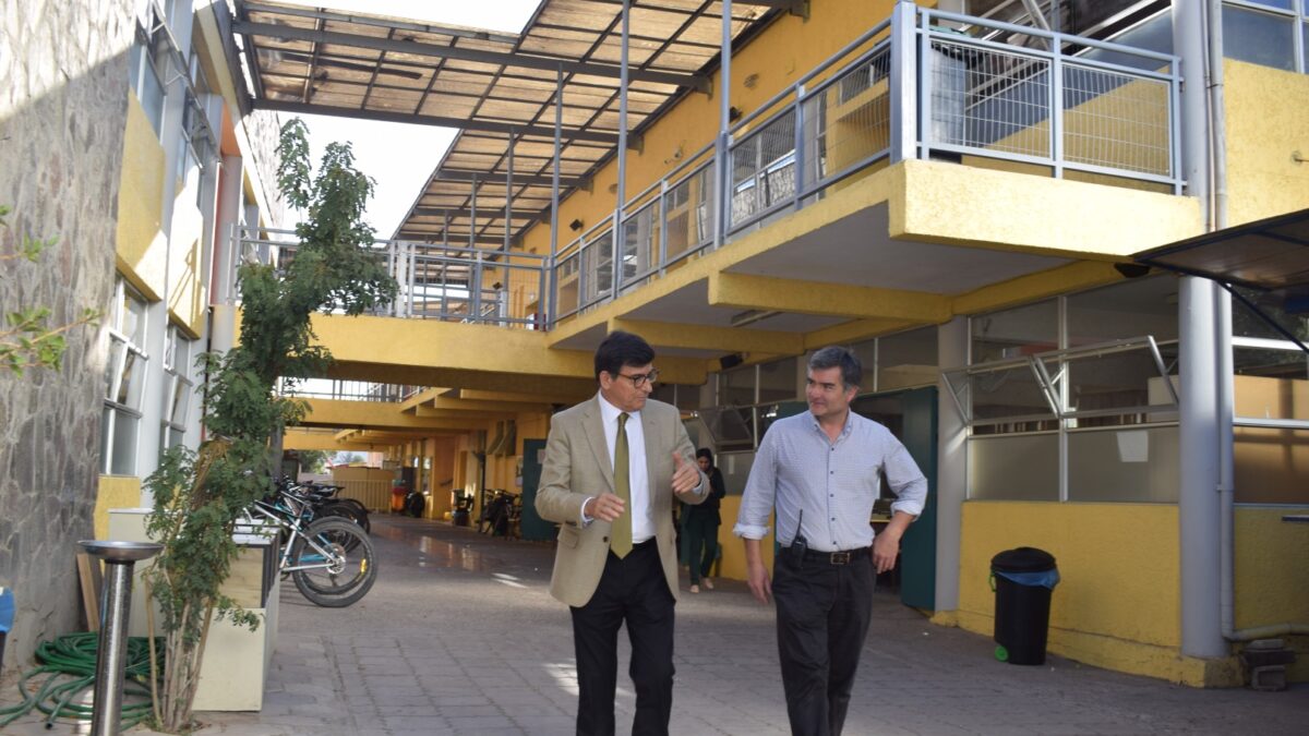 Seremi de Educación Marcelo Salvo Meneses visita el Colegio Antonio Varas