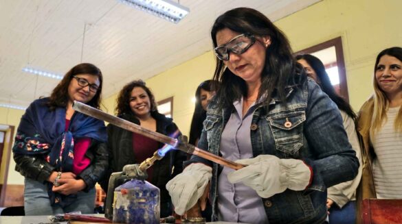 • Las interesadas en sumarse a la iniciativa deben completar el formulario en el sitio www.aguasdelvalle.cl. Aguas del Valle mantiene abierta las postulaciones a la versión 2026 del Programa “Mujeres Gásfiter: Talento que Fluye”. La iniciativa -que ya cumple una década - ha capacitado gratuitamente a cientos de mujeres de la Región de Coquimbo en reparación y mantención de instalaciones sanitarias, dotándolas de conocimientos técnicos y nuevas oportunidades de desarrollo laboral y personal. “Se trata de un curso que tiene un impacto positivo en hogares, emprendimientos y barrios de toda la región. Seguiremos impulsando iniciativas que promuevan autonomía, desarrollo, empoderamiento y equidad, y esperamos recibir muchas más postulaciones de mujeres con ganas de aprender y especializarse en este rubro”, señaló el gerente regional de Aguas del Valle, Andrés Nazer “Mujeres Gásfiter” ofrece formación práctica en gasfitería domiciliaria, enfocada especialmente en jefas de hogar y vecinas que buscan adquirir un oficio técnico para generar ingresos o reforzar su autonomía. El programa entrega un certificado oficial de participación, respaldado por Aguas del Valle y el Instituto Profesional AIEP, que impartirá el curso en las provincias de Elqui y Choapa. Las postulaciones están abiertas hasta el 7 de mayo de 2026, a través de un formulario disponible en www.aguasdelvalle.cl. En tanto, la nómina de las 40 mujeres seleccionadas se dará a conocer el 7 de junio. Requisitos de postulación -Ser mujer mayor de 18 años. -Residir en comunas de la Región donde Aguas del Valle tiene servicio. -Contar con cédula de identidad vigente (chilena o extranjera). -Completar el formulario en línea con los datos actualizados. -Adjuntar los documentos requeridos. Postulaciones en el siguiente link https://es.surveymonkey.com/r/MujeresGasfiterADV2026