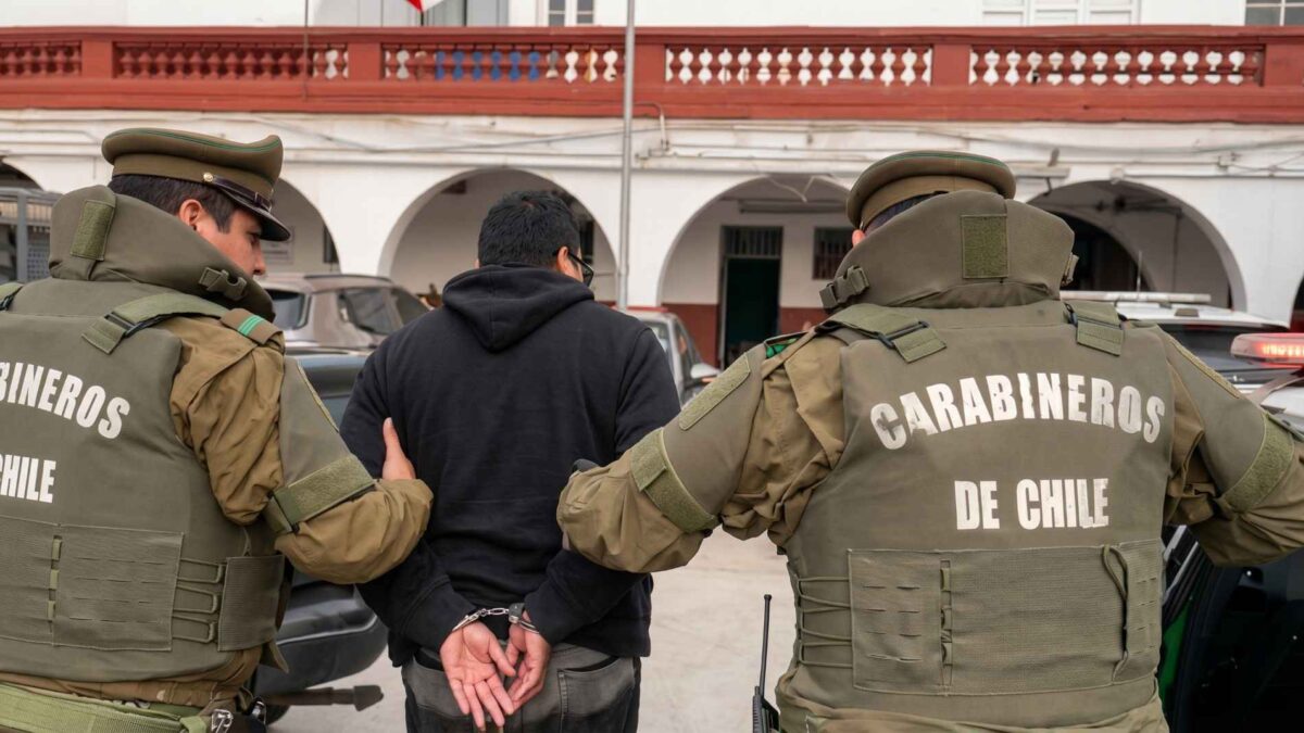 Carabineros detiene a hombre que amenazó con tiroteo en instituciones de educación superior
